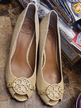 Tory Burch Mini Miller tan textured leather peep toe wedge heels 👠 Sz 7.5